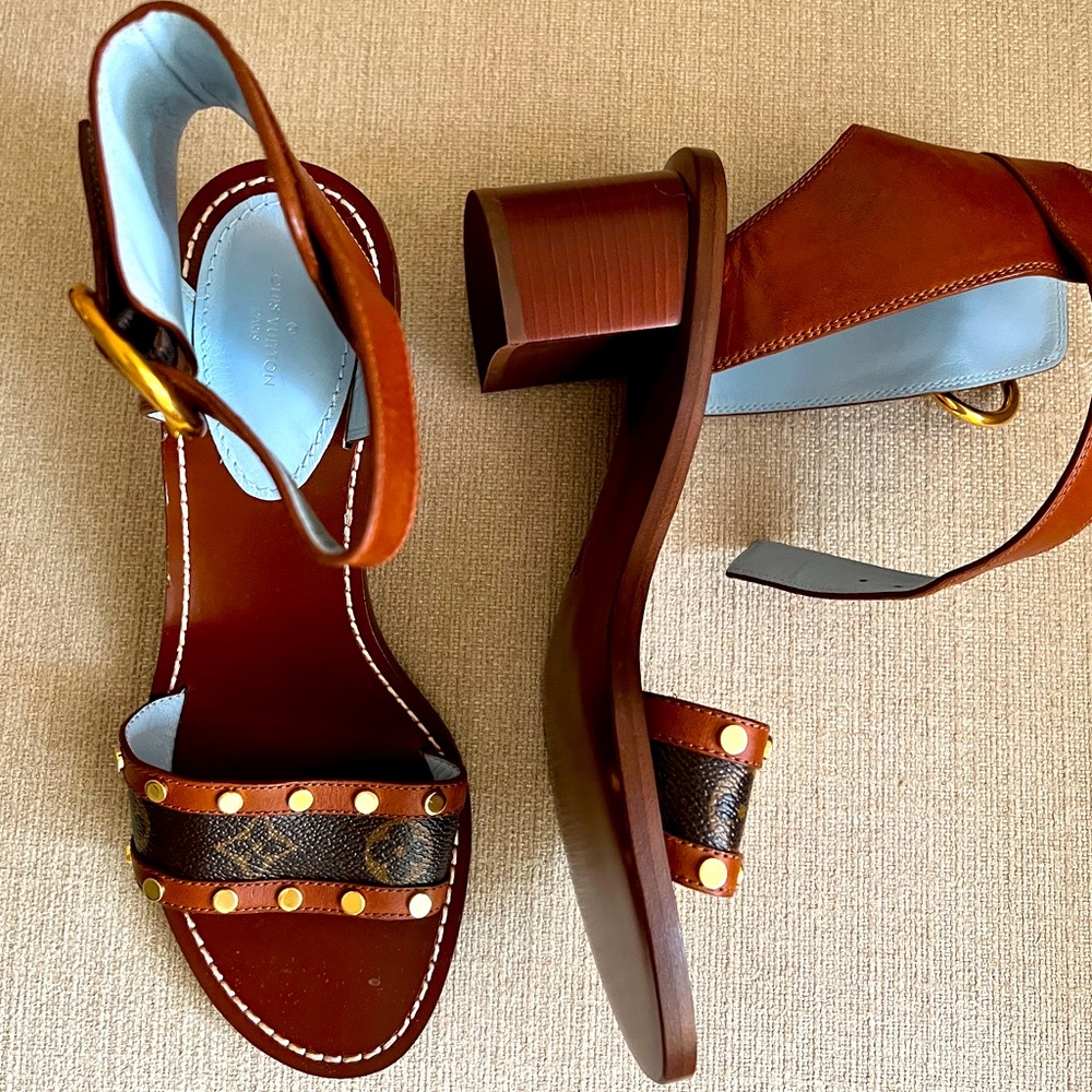 Louis Vuitton sandals ✨